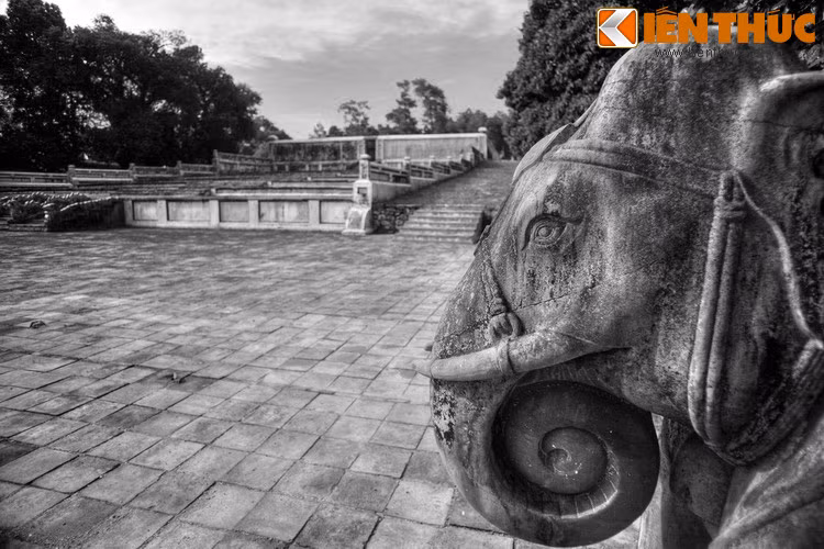 Tương truyền, vua giao cho Thượng thư bộ Binh Phạm Như Đăng, đại thần Tống Phúc Lương và Lê Duy Thanh – con trai nhà bác học Lê Quý Đôn lo tìm huyệt địa. Duy Thanh đã chọn được một thế đất ưng ý và tâu vua. Tuy nhiên, là một người rất kỹ tính, sau đến nơi xem xét, vua Gia Long không đồng ý.