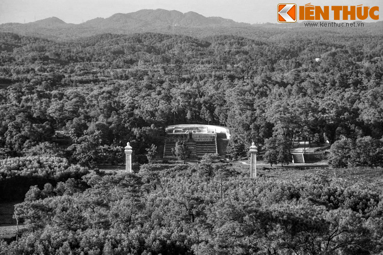 Sau đó, Lê Duy Thanh đề xuất khu vực Thiên Thọ Sơn (vị trí lăng ngày nay), nơi có 42 ngọn núi lớn nhỏ. Khi đến xem, vua nghiêm giọng nói: “Nơi đây thật chính là nơi thích hợp cho một lăng. Thế có phải nhà ngươi muốn giữ chỗ này để chôn cho nhà ngươi phải không?". Thanh quỳ xuống van xin, vua mới tha tội.