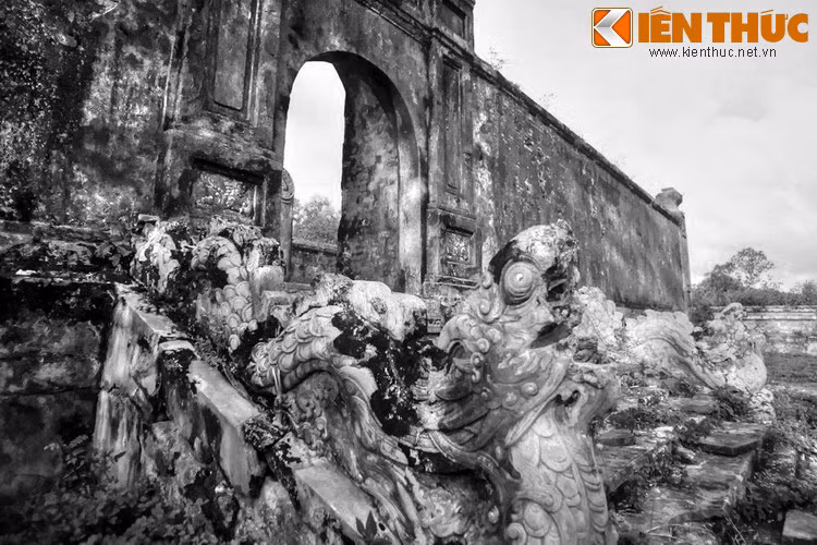 Có người tâu vua Gia Long trừng trị viên đốc công phụ trách dựng rạp. Nhưng nhà vua không hề trách giận mà bình thản trả lời “Làm sao mà chống nổi với bão tố” rồi tha tội cho viên đốc công.