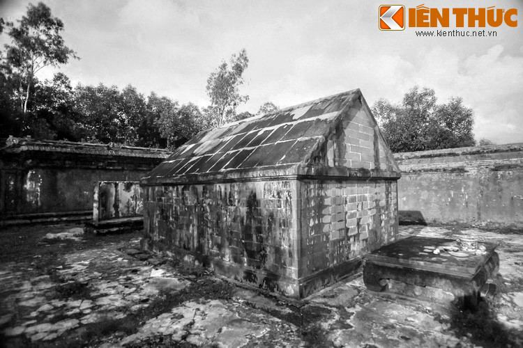 Một chuyện khác là trong lúc xây lăng Thoại Thánh, khi đào huyệt thấy đất dưới huyệt có 5 màu khác nhau. Cho là điềm lành, các quan đều chúc tụng, riêng Nguyễn Văn Thành chỉ đứng yên lặng. Vua hỏi vì sao thì Thành đáp: “Việc ấy chẳng có gì lạ. Huyệt chôn thân mẫu của hạ thần đất cũng có năm màu như thế”.