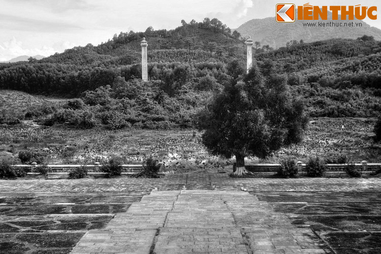 Trước khi khởi công lăng, vua Gia Long lại sai hoàng tử thứ tư – một người am hiểu về Dịch học – thực hiện một quẻ bói. Được quẻ Lôi Địa Dự, quẻ mà cổ nhân chú giải rằng Đại Cát Hanh - nghĩa là rất tốt và hanh thông. Đến đây vua không còn phải lăn tăn về quyết định của mình.