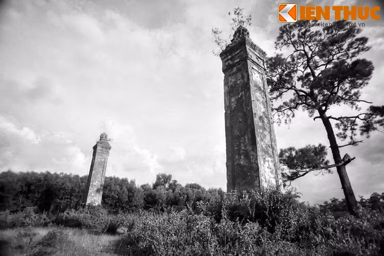 Chuyện tiếp theo là khi lăng được xây dựng, một lần vua lên quan sát tiến độ thì một trận cuồng phong nổi lên. Cái rạp có vua và các quan đứng bị sập, vua bị một thanh gỗ đè ở chân, trán bị chảy máu. Hai hoàng tử Tân và Phổ cùng một số người khác bị thương nặng.