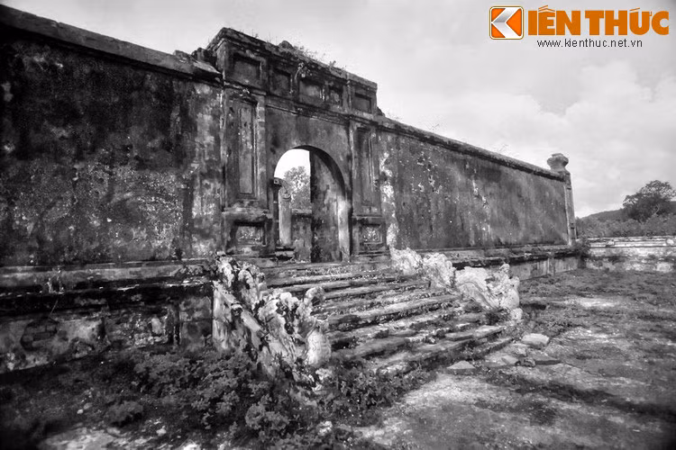 Khi xây lăng Thoại Thánh, nhiều sự lạ đã xảy ra. Đầu tiên, lúc đặt địa bàn xuống để định phương hướng thì địa bàn vỡ. Cho rằng thần núi ngăn cản, vua lớn tiếng than: “Quý gì mảnh đất này mà người lại cố giữ không cho trẫm chôn mẫu hậu?”. Rồi vua bảo các quan đặt lễ cúng thần và tiến hành xây lăng.