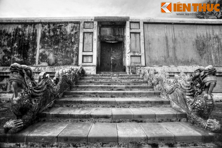 Theo quan niệm phong thủy của người xưa, chọn được nơi an táng tốt thì con cháu phát phúc dài lâu. Do vậy, vua Gia Long đã tìm kiếm nơi an nghỉ cuối cùng của mình từ khi còn ở trên ngai vàng.