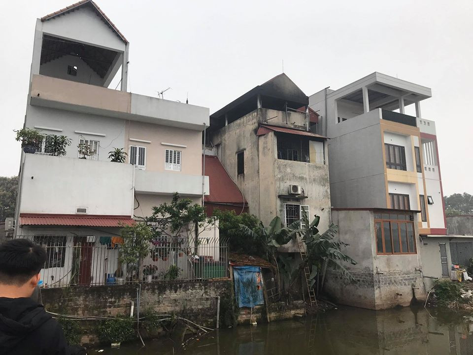 Tuy nhiên, bà Ch. đã không qua khỏi, tử vong và được đưa về gia đình. Hiện cháu Ngọc A. đang được cấp cứu tại Bệnh viện Bỏng Quốc Gia - Hà Nội. Vụ cháy khiến 3 người tử vong ở Hưng Yên vẫn đang được điều tra làm rõ. Mời quý độc giả xem thêm video: Hưng Yên: Cháy nhà 4 tầng, 3 người tử vong - Nguồn VTC14.