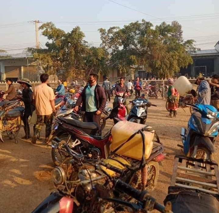 Người dân đổ xô đi mua xăng, dầu về tích trữ vì tin đồn cây xăng đóng cửa Nguoi dan do xo di mua xang, dau ve tich tru vi tin don cay xang dong cua