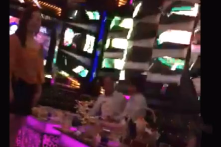 Can bo Kiem sat hat karaoke “om”, lanh dao Thi hanh an nghi vao nha nghi... hieu luat vi pham, xu sao cho dang?-Hinh-2