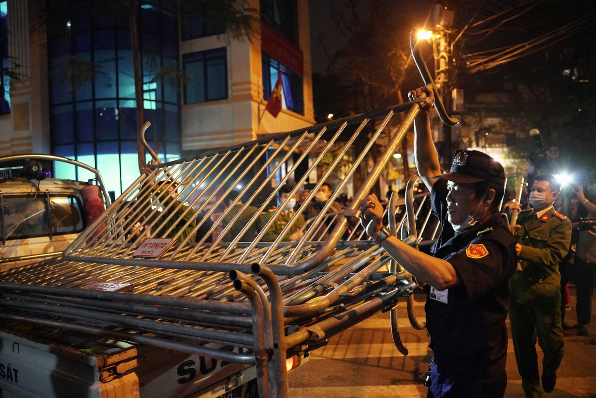 Pho Truc Bach het cach ly: Benh nhan 17 nhiem Covid-19 gio ra sao?