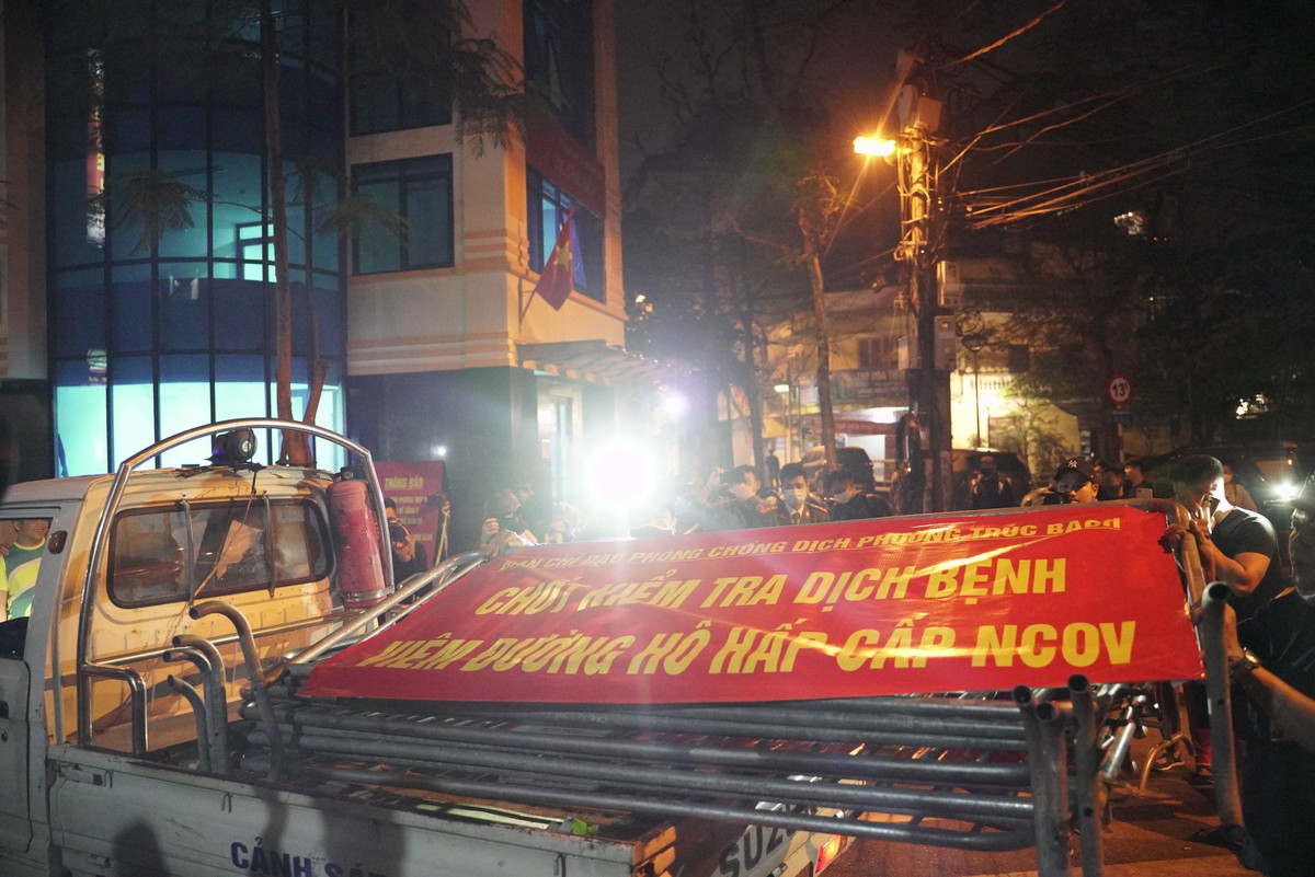 Ông Chung nói: "Tôi giao, ủy quyền cho Chủ tịch UBND phường Trúc Bạch ngay trong ngày ký quyết định liên quan đến giải tỏa toàn bộ phố Trúc Bạch và 189 người cách ly". 