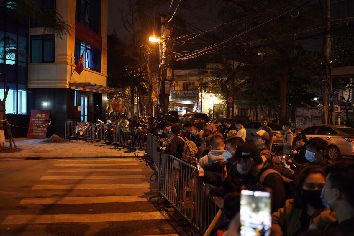 Chiều 20/3, tại buổi làm việc của Ban chỉ đạo phòng chống dịch Covid-19 Hà Nội, Chủ tịch UBND thành phố Nguyễn Đức Chung đã thông tin việc dỡ lệnh phong tỏa đoạn phố Trúc Bạch cho 189 người dân ở đây. 