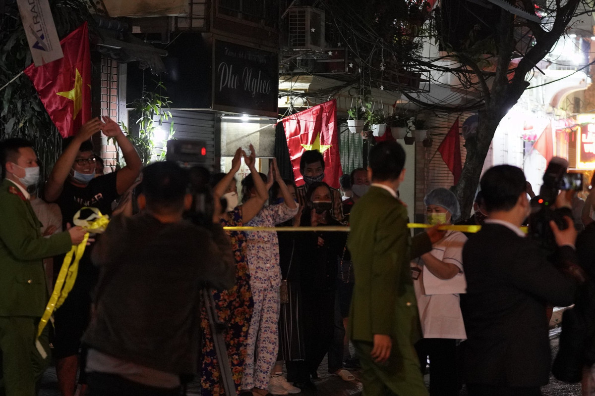 Tuy nhiên, theo người đứng đầu chính quyền thành phố, riêng số nhà 125 Trúc Bạch (nhà bệnh nhân thứ 17) vẫn phải theo dõi thêm và được cách ly 