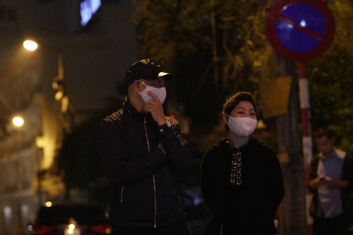 Ngoài ra, toàn bộ khu vực này và các nhà dân cũng được khử khuẩn theo chỉ đạo của Chủ tịch thành phố. &gt;&gt;&gt; Xem thêm video: Hà Nội: Khu cách ly Trúc Bạch được phát thịt cá miễn phí Nguồn VTC NOW .