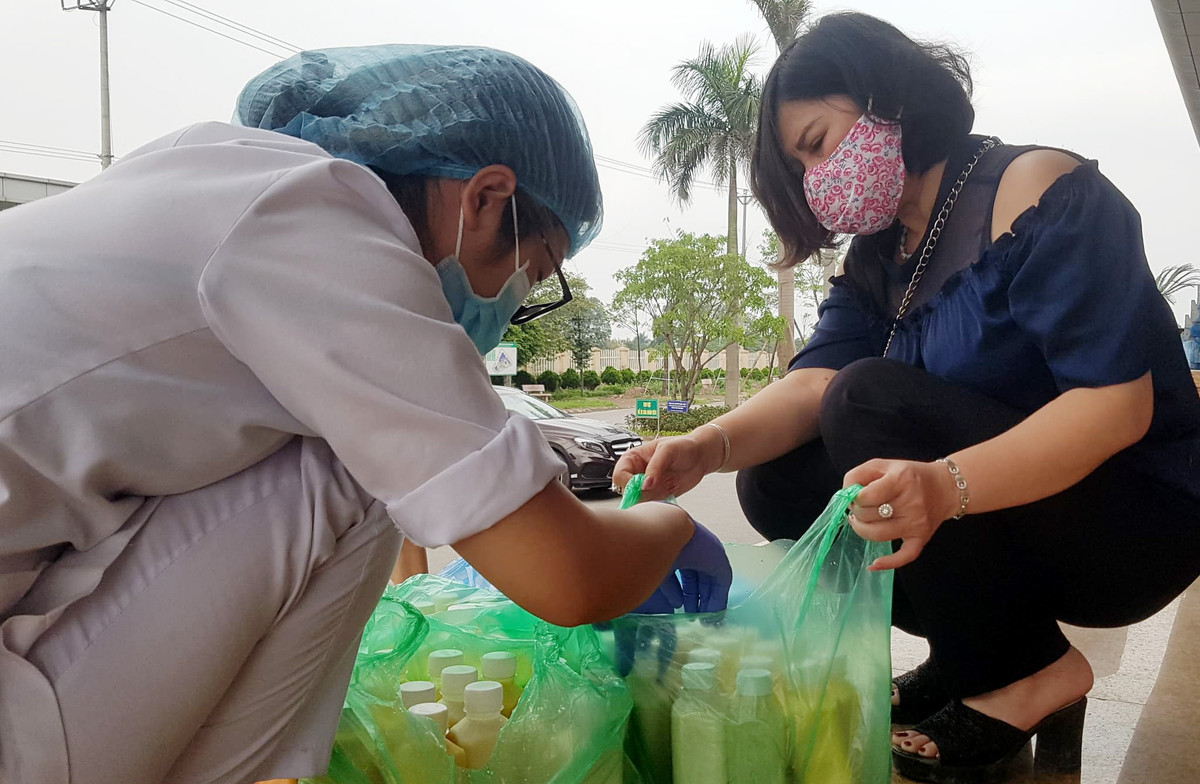 Benh nhan, y, bac si benh vien Nhiet doi Trung uong duoc tiep suc chong dich Covid-19-Hinh-3