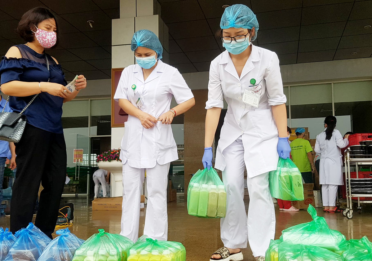 Benh nhan, y, bac si benh vien Nhiet doi Trung uong duoc tiep suc chong dich Covid-19-Hinh-2