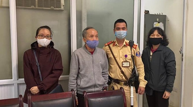 CSGT giup cu gia di lac tro ve gia dinh an toan