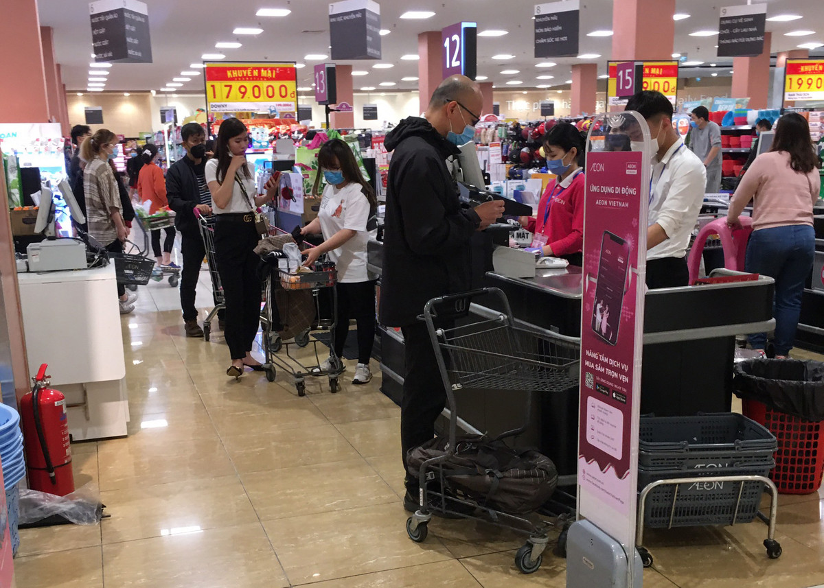 Tại trung tâm mua sắm AEON Long Biên, các khách hàng đa số đều chấp hành việc đeo khẩu trang.