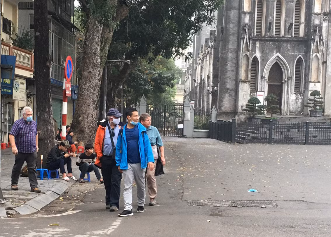 Tuy nhiên, nhiều du khách người nước ngoài vẫn rất thờ ơ với việc đeo khẩu trang khi đi ngoài đường.