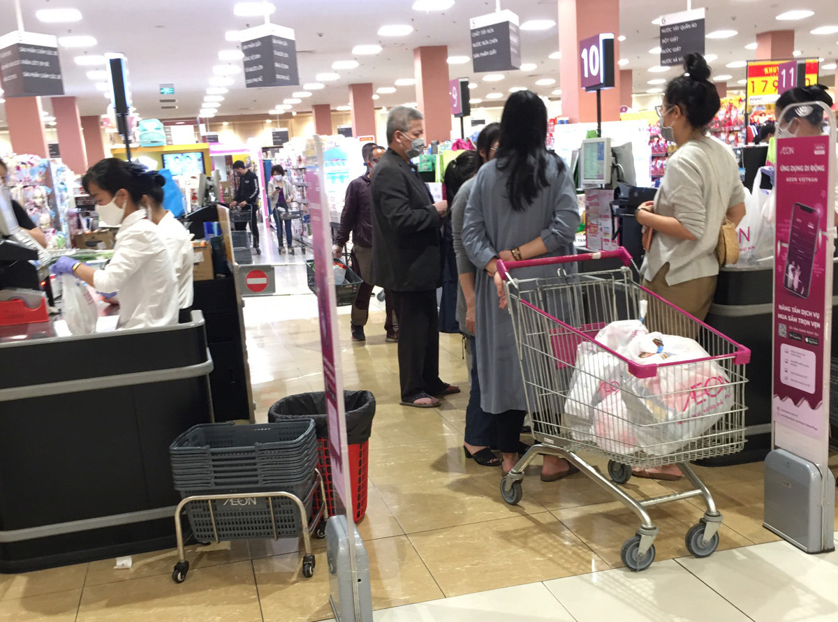 Khách hàng ở mọi cấp độ đều ý thức được việc đeo khẩu trang khi vào trung tâm siêu thị mua sắm.