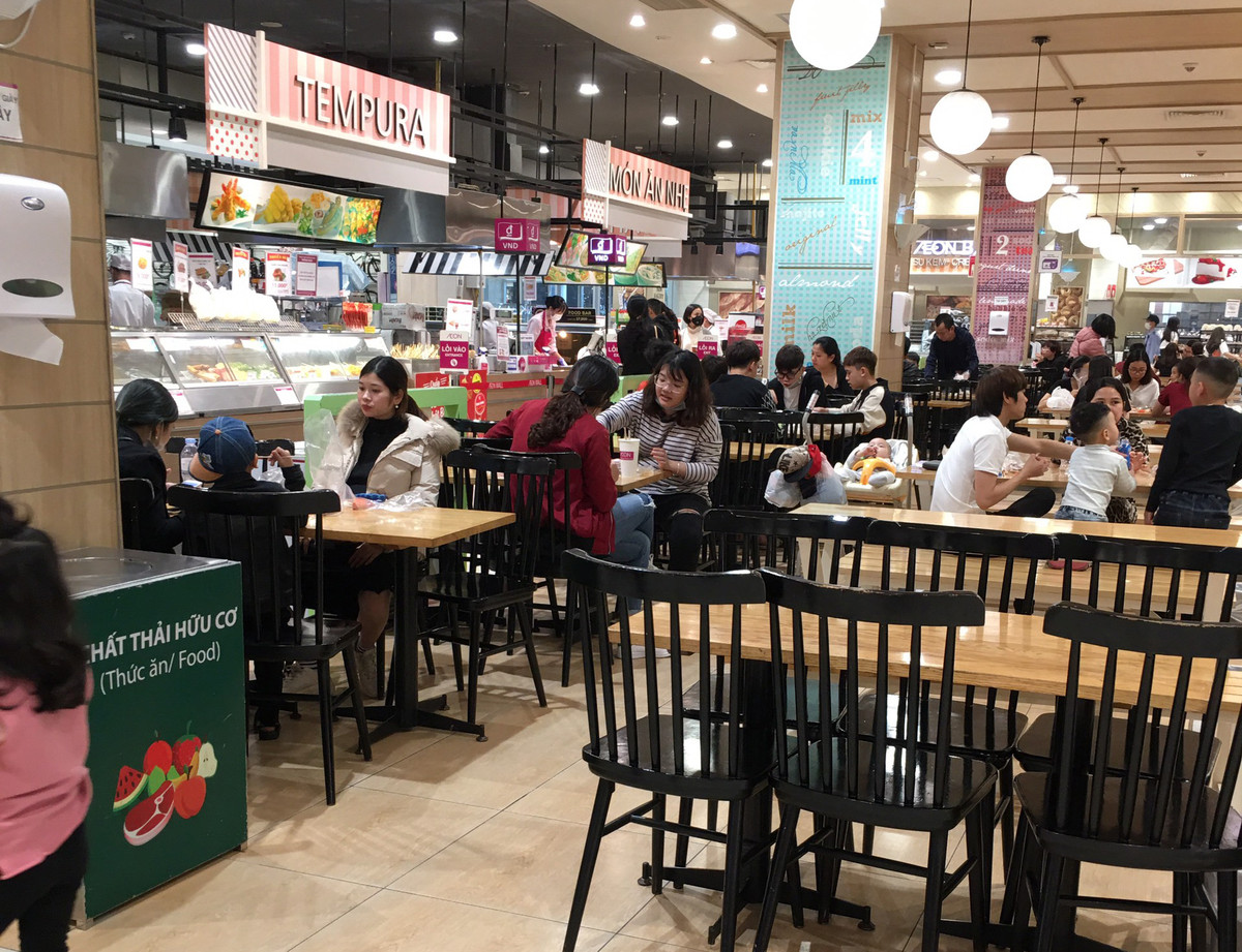 Dù lượng khách đã giảm di dịch Covid-19, tuy nhiên 1 số trung tâm thương mại lớn vẫn có đông khách đến mua sắm, ăn uống. &gt;&gt;&gt; Xem thêm clip: Covid19: Phỏng vấn người nước ngoài ở Nha Trang. Ngã ngửa lý do 99.9% không đeo khẩu trang