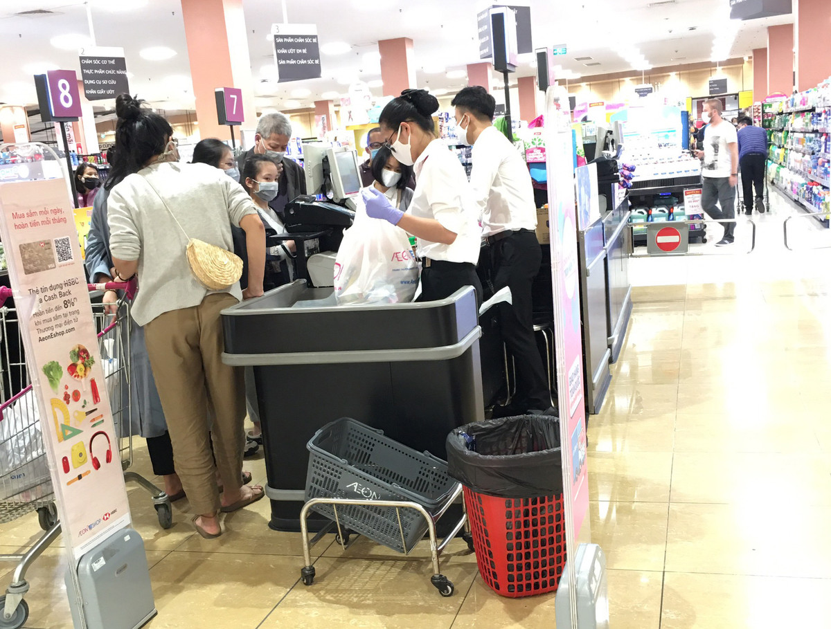 Nhân viên ở quầy thanh toán cũng chấp hành tốt việc đeo khẩu trang.