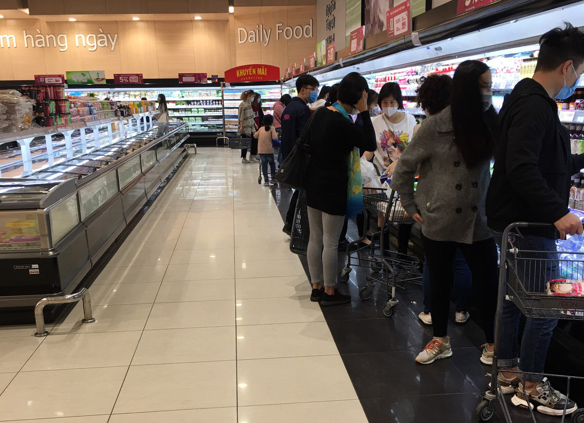 Những khách hàng ở quầy thực phẩm đều trang bị cho mình bằng việc đeo khẩu trang.