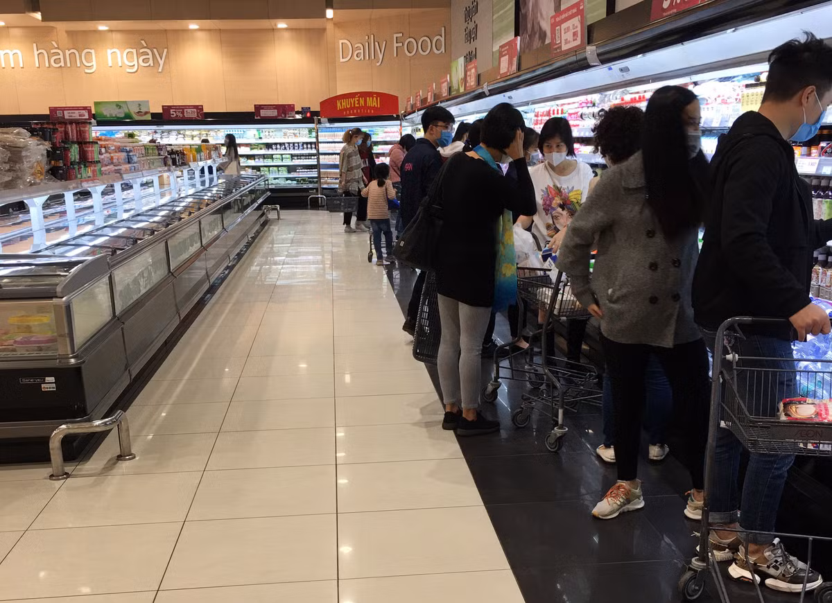 Những khách hàng ở quầy thực phẩm đều trang bị cho mình bằng việc đeo khẩu trang.