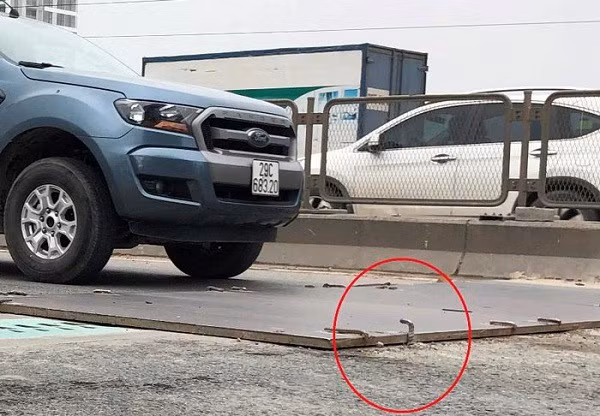 “Hầm chông” trên vành đai 3, Sở Giao thông Hà Nội đổ lỗi cho xe quá tải “Ham chong” tren vanh dai 3, So Giao thong Ha Noi do loi cho xe qua tai