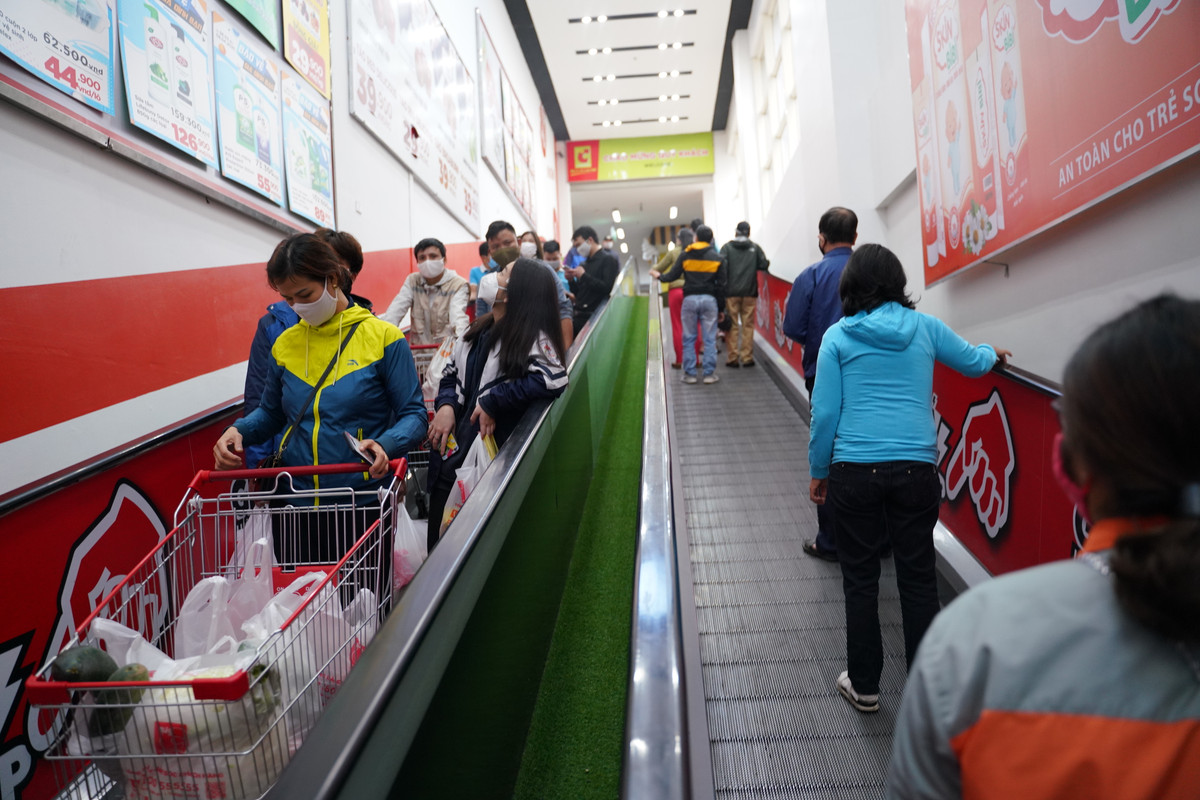 COVID-19: Dan lai do xo di sieu thi mua thuc pham sau chi thi cach ly toan xa hoi