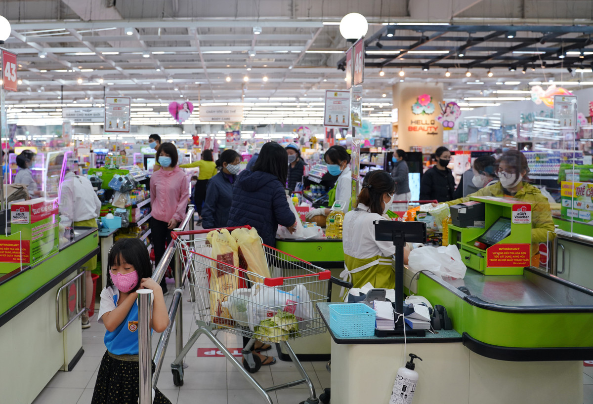 COVID-19: Dan lai do xo di sieu thi mua thuc pham sau chi thi cach ly toan xa hoi-Hinh-6