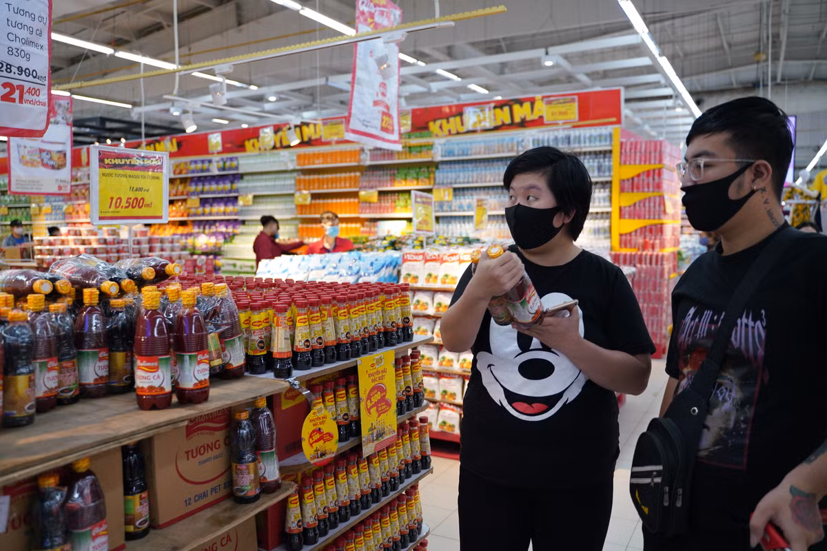 COVID-19: Dan lai do xo di sieu thi mua thuc pham sau chi thi cach ly toan xa hoi-Hinh-7