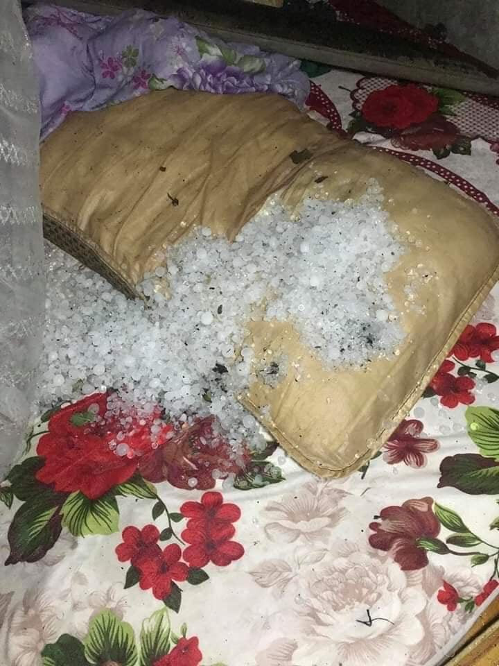 Mưa và giông lốc lớn làm tốc mái, mưa đá rơi ở phòng ngủ 1 gia đình ở Yên Bái. (Ảnh NDCC).