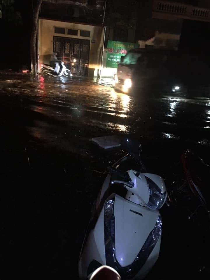 Nhiều người dân bỏ của chạy lấy người. (Ảnh NDCC).