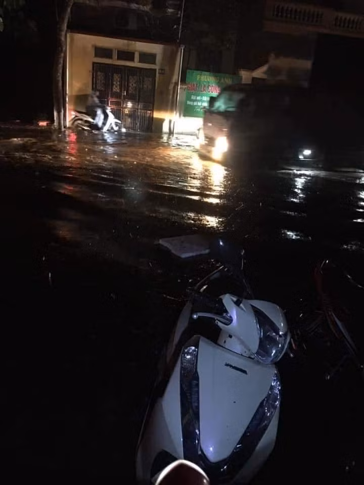 Mua da kinh hoang tai Lao Cai, Yen Bai, xe may, cot dien do ngon ngang-Hinh-9