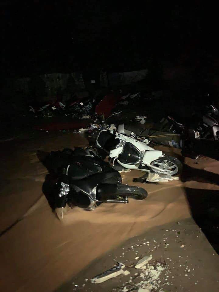 Những chiếc xe máy của người dân bị cuốn trôi ngoài đường. (Ảnh NDCC).