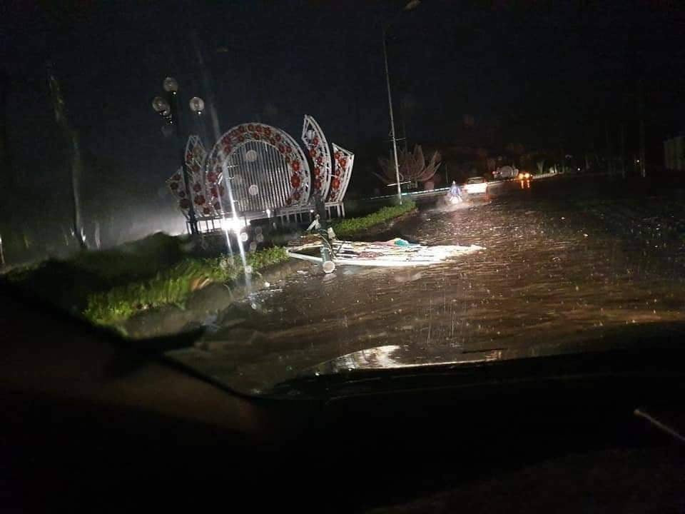 Cơn mưa đá và giông tố khiến cho nhiều nơi bị chia cắt bởi mất điện và những vật cản bay chắn đường. (Ảnh NDCC).