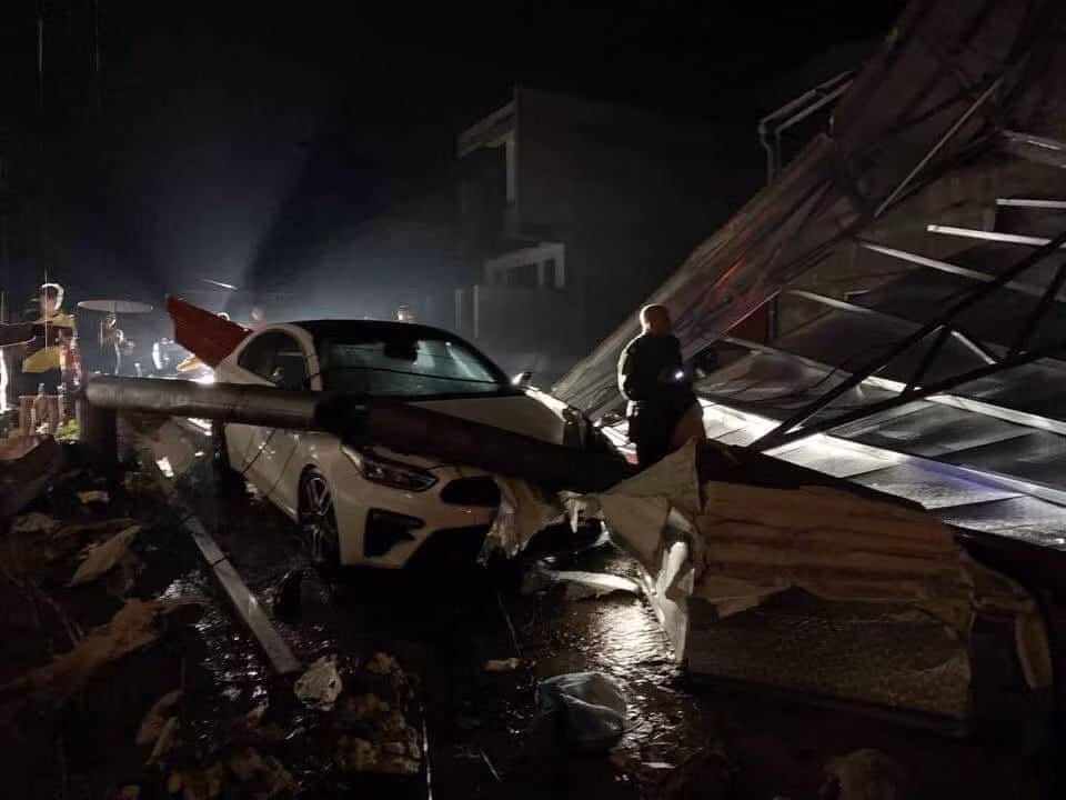 Mua da kinh hoang tai Lao Cai, Yen Bai, xe may, cot dien do ngon ngang-Hinh-12