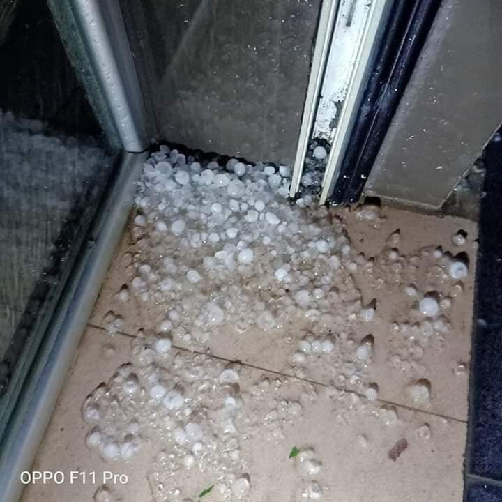 Những hạt mưa đá to bằng viên bi rơi xuống nhà dân. (Ảnh NDCC).