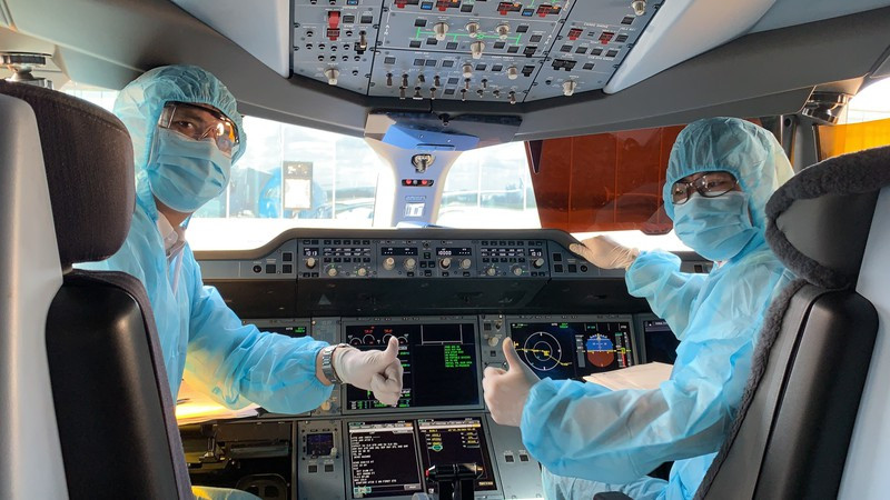 Dich Covid-19: Nhan vien Vietnam Airlines phai dung ong tho gio ra sao?