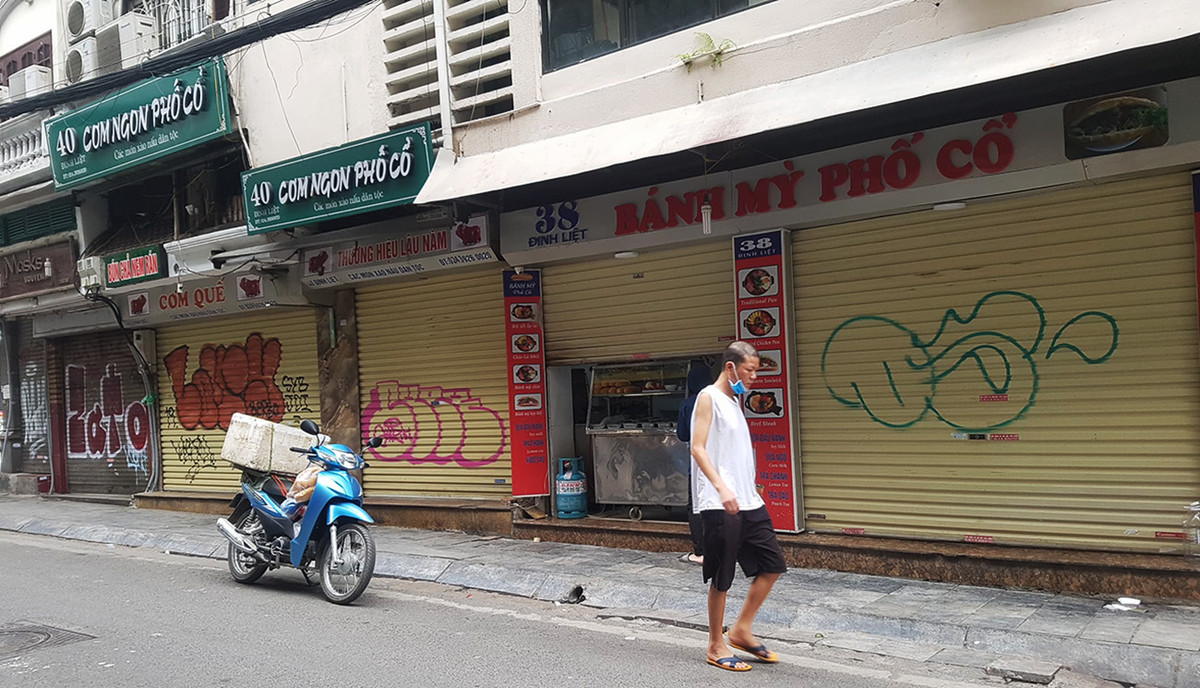 Trong đó, tạm đình chỉ hoạt động các cơ sở kinh doanh dịch vụ trên địa bàn, trừ các cơ sở kinh doanh các loại hàng hóa, dịch vụ thiết yếu. Chủ tịch UBND, thành phố trực thuộc trung ương quyết định cơ sở kinh doanh, dịch vụ cần đóng cửa.