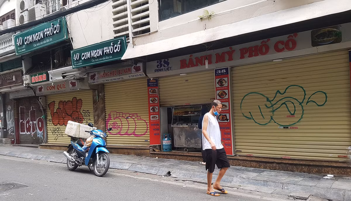 Trong đó, tạm đình chỉ hoạt động các cơ sở kinh doanh dịch vụ trên địa bàn, trừ các cơ sở kinh doanh các loại hàng hóa, dịch vụ thiết yếu. Chủ tịch UBND, thành phố trực thuộc trung ương quyết định cơ sở kinh doanh, dịch vụ cần đóng cửa.