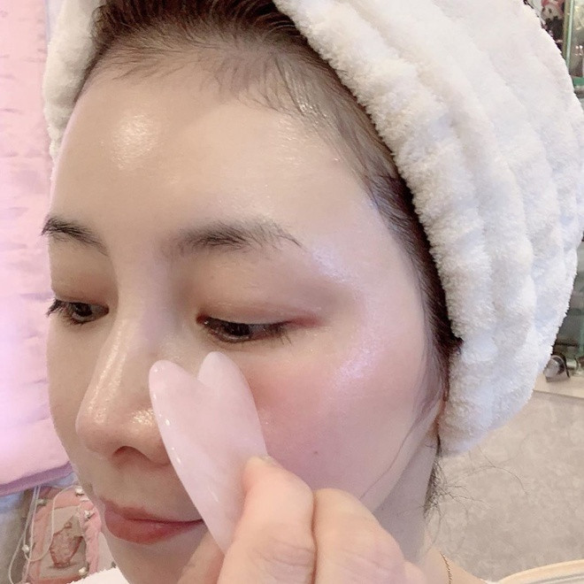 Massage mặt là thói quen tốt mà bất cứ chị em nào cũng nên thực hiện. Nó tạo cảm giác thoải mái, thư giãn và tăng cường tuần hoàn máu. Đồng thời, da mặt sẽ sáng hơn, cân bằng độ ẩm nếu được thực hiện đều đặn.