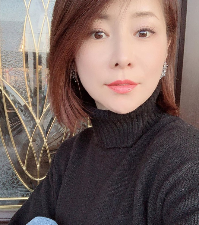 Bên cạnh những bước dưỡng da, Masako Mizutani sống trẻ hơn nhờ thói quen tập yoga, đi bộ. Trong việc chọn lựa các sản phẩm trang điểm, người đẹp 52 tuổi chỉ sử dụng mỹ phẩm phù hợp với lứa tuổi.