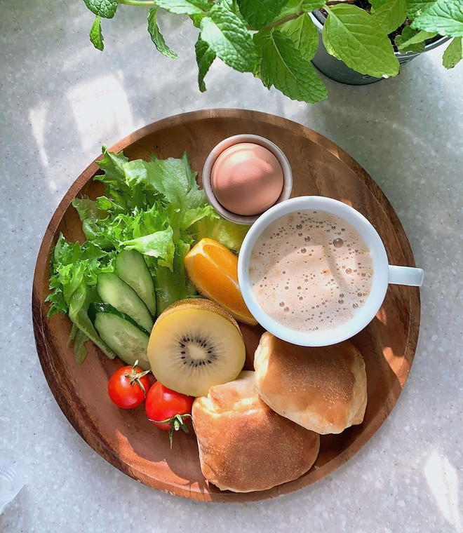 Nuôi dưỡng da từ bên trong cũng cần được chú ý. Bên cạnh việc thoa kem hàng ngày, Masako Mizutani tạo thói quen ăn uống với nhiều rau và hoa quả.