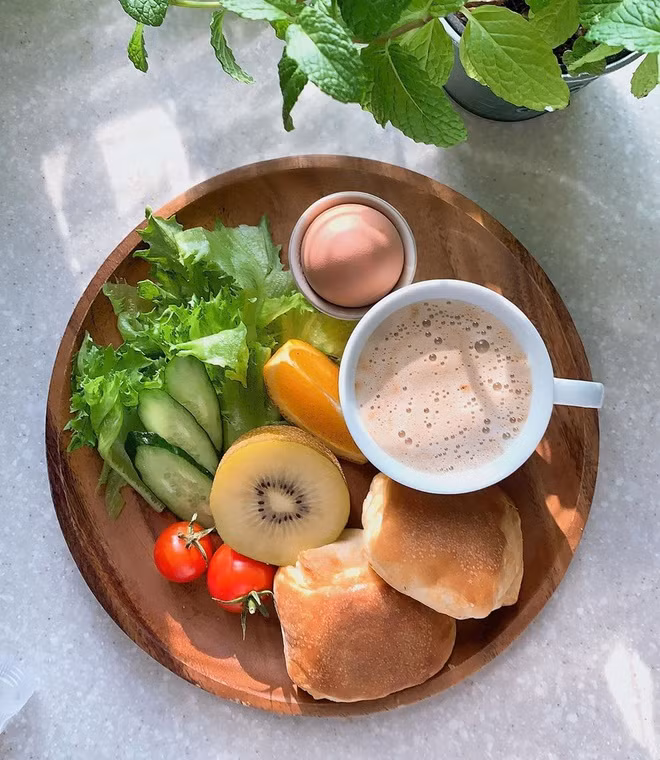 Nuôi dưỡng da từ bên trong cũng cần được chú ý. Bên cạnh việc thoa kem hàng ngày, Masako Mizutani tạo thói quen ăn uống với nhiều rau và hoa quả.