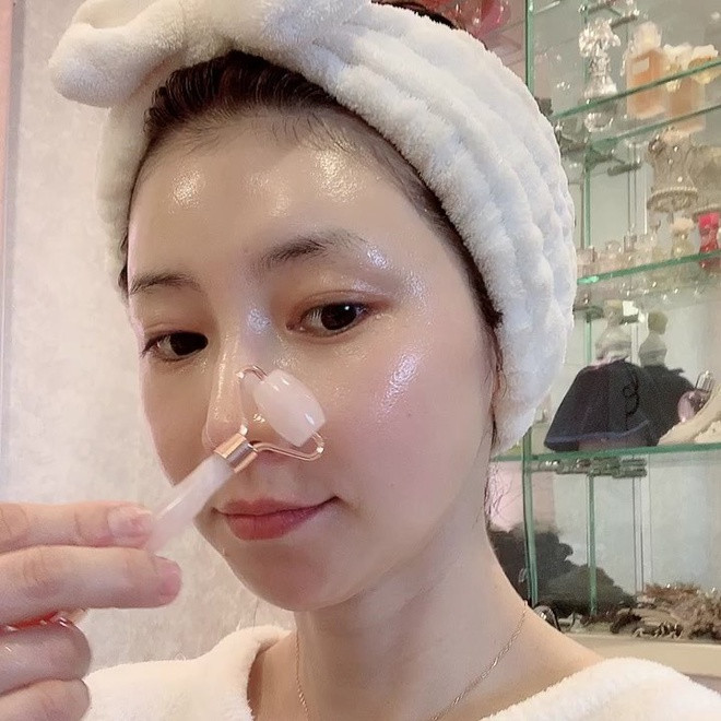Masako Mizutani thường dùng thêm các loại đá lăn để masage khi thoa serum.