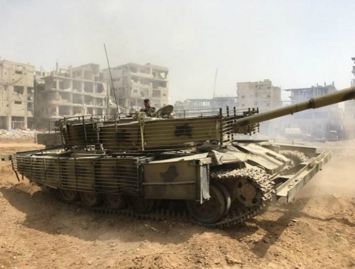 Các lực lượng Quân đội chính phủ Syria bao vây tòa nhà đã điều động xe tăng chiến đấu chủ lực T-72, sử dụng pháo chính 125mm bắn thẳng vào tòa nhà, nhưng đạn nổ phá 3OF26 của xe tăng T-72 có sức công phá rất hạn chế đối với tòa nhà 18 tầng này.