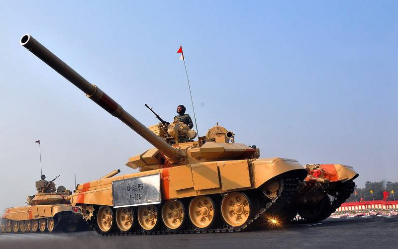 Theo phát ngôn chính thức của Bộ Quốc phòng Ấn Độ, hợp đồng giữa các bên đã được ký kết vào đầu tháng này; thỏa thuận này quy định, Công ty nắm bản quyền sản xuất xe tăng T-90 của Nga là Uralvagonzavod và cơ quan xuất khẩu vũ khí của Nga Rosoboronexport sẽ được trả 1,2 tỷ USD để chuyển giao công nghệ; công ty Ordnance Factory Board (OAB) thuộc sở hữu nhà nước của Ấn Độ sẽ được trả 1,92 tỷ USD chi phí sản xuất 464 xe tăng T-90S tại các nhà máy của Ấn Độ.