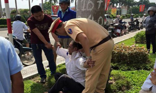 Bi bat, nguoi dan ong cuop xe cua CSGT bo chay