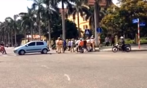 Bi bat, nguoi dan ong cuop xe cua CSGT bo chay-Hinh-2