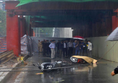 6. Chết vì bị hàng tấn sắt đè lên người Sáng ngày 6/11/2014, tại đường Nguyễn Trãi (Thanh Xuân, Hà Nội), đoạn đối diện Học viện Y dược cổ truyền Việt Nam, chiếc cần cẩu phục vụ xây dựng tuyến đường sắt trên cao Hà Đông – Cát Linh bất ngờ đứt cáp khiến anh Nguyễn Như Ngọc, học viên Học viện An ninh đang đi xe máy bị hàng tấn sắt đè lên người và thiệt mạng tại chỗ, nhiều người khác bị thương phải đi cấp cứu.